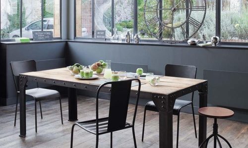 Salle à manger style industriel avec table en fer et bois