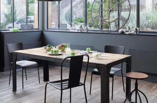 Salle à manger style industriel avec table en fer et bois